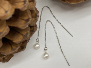 Threaded stainless steel earrings with freshwater pearls. Comes in gold, silver and rose gold.