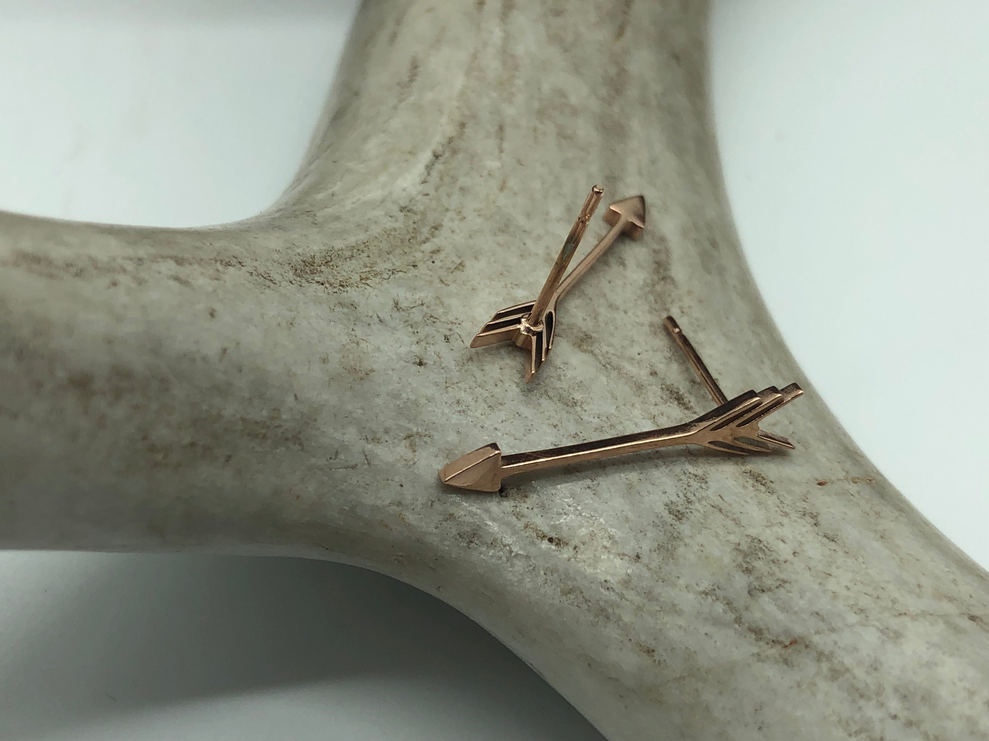 Petite arrow studs made from stainless steel in rose gold and silver